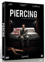 De horror thriller PIERCING is vanaf 7 februari op DVD en Blu-ray te koop